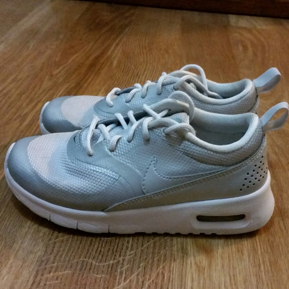 Very nice girls Nike Air Max size 11.5